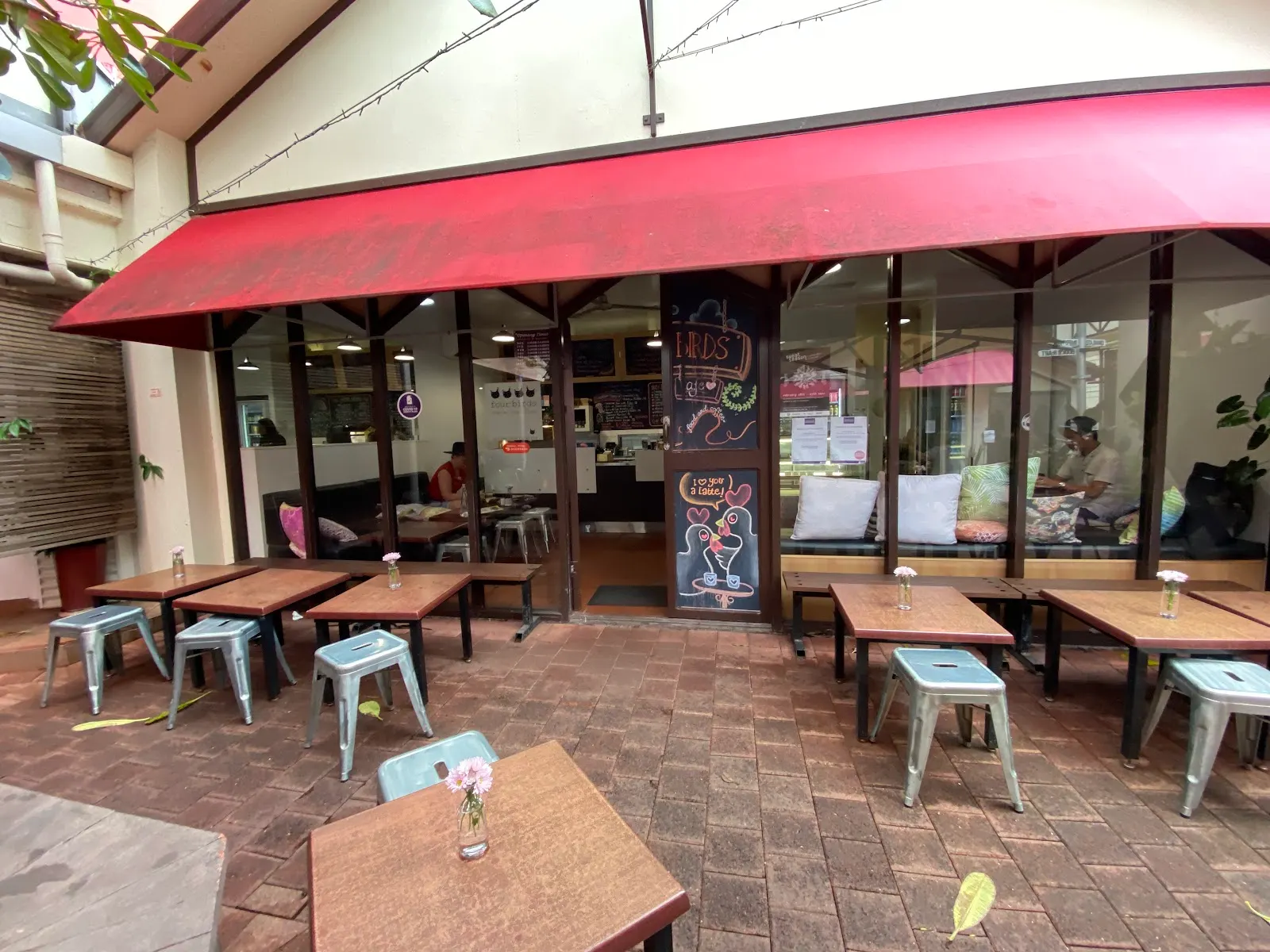 Four Birds Cafe ni Isabella
