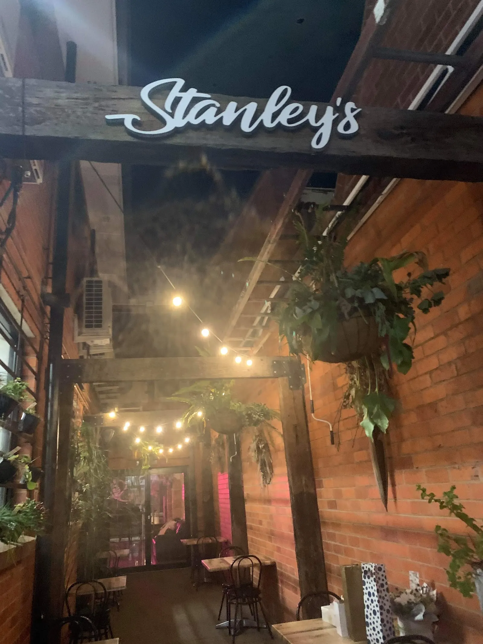 Stanley's Cafe / Restaurant