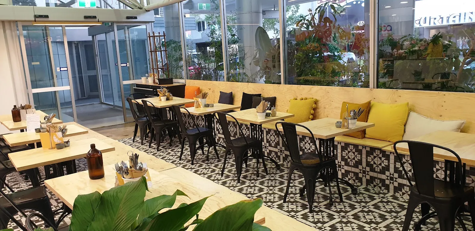 Ray's Cafe & Patisserie
