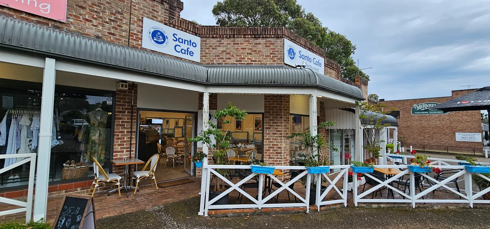 Santo Cafe & Restaurant