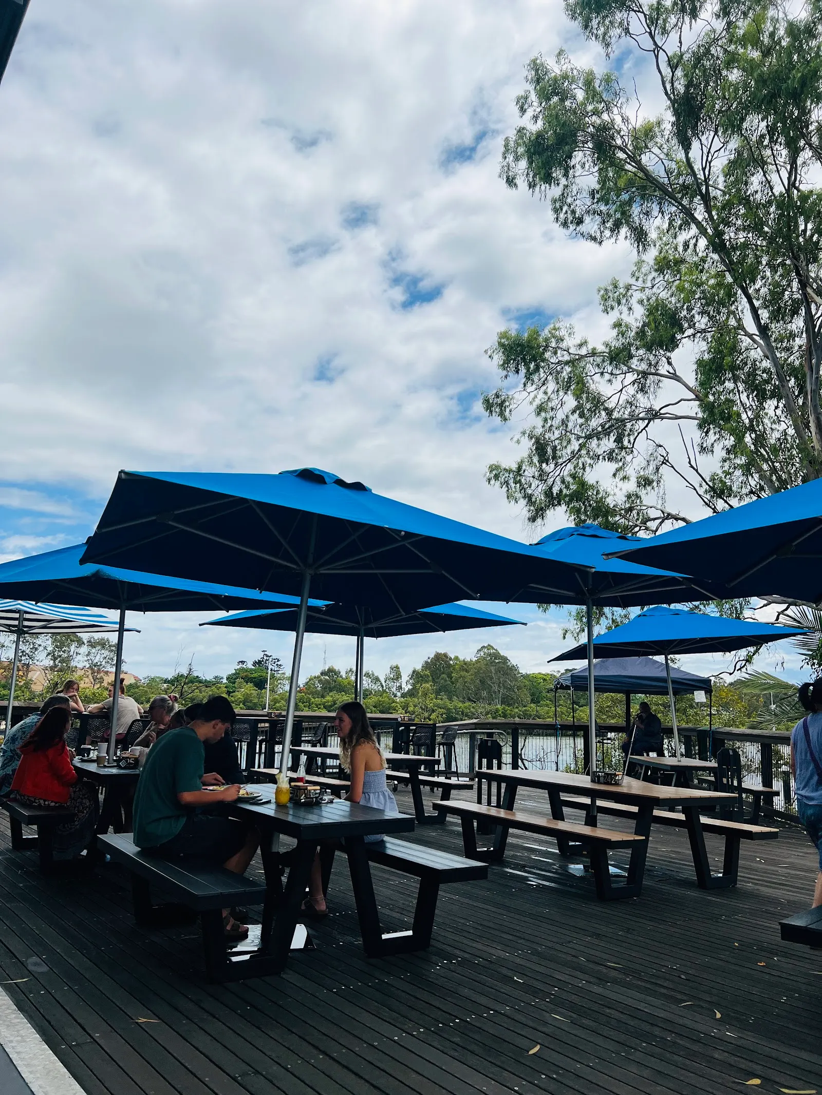 River Cruz Cafe