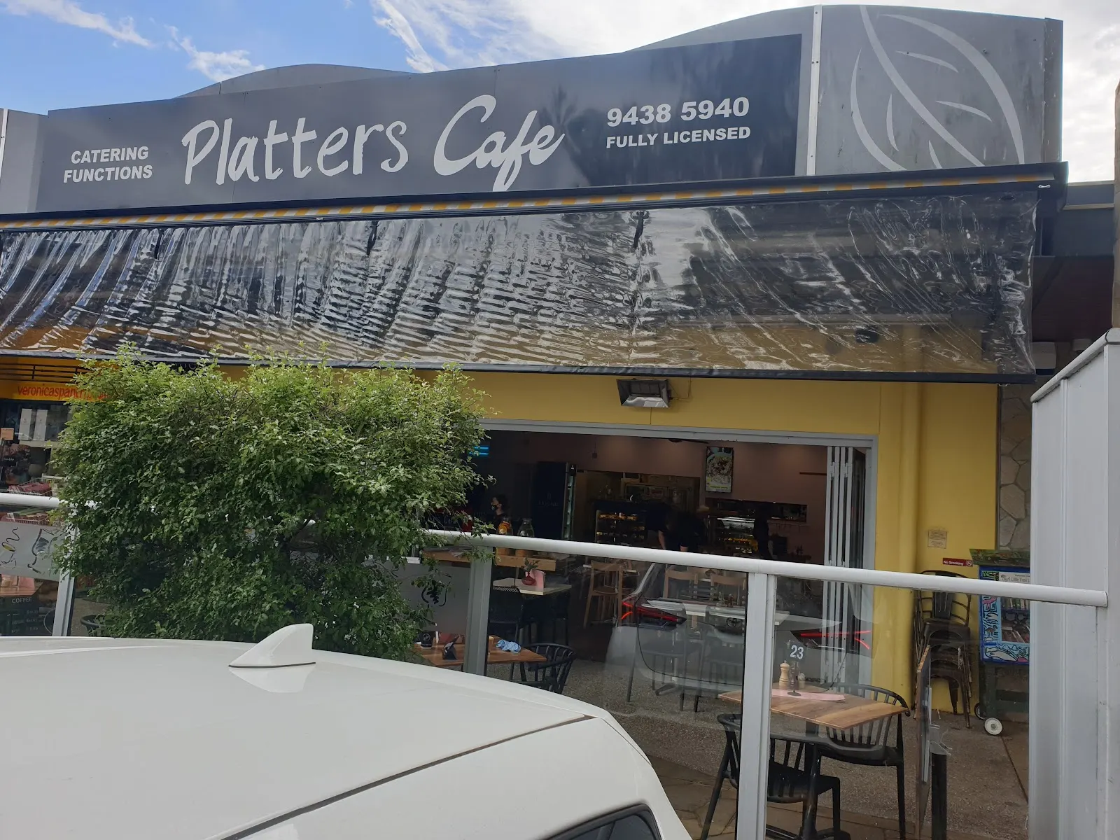 Platters Cafe & Bar