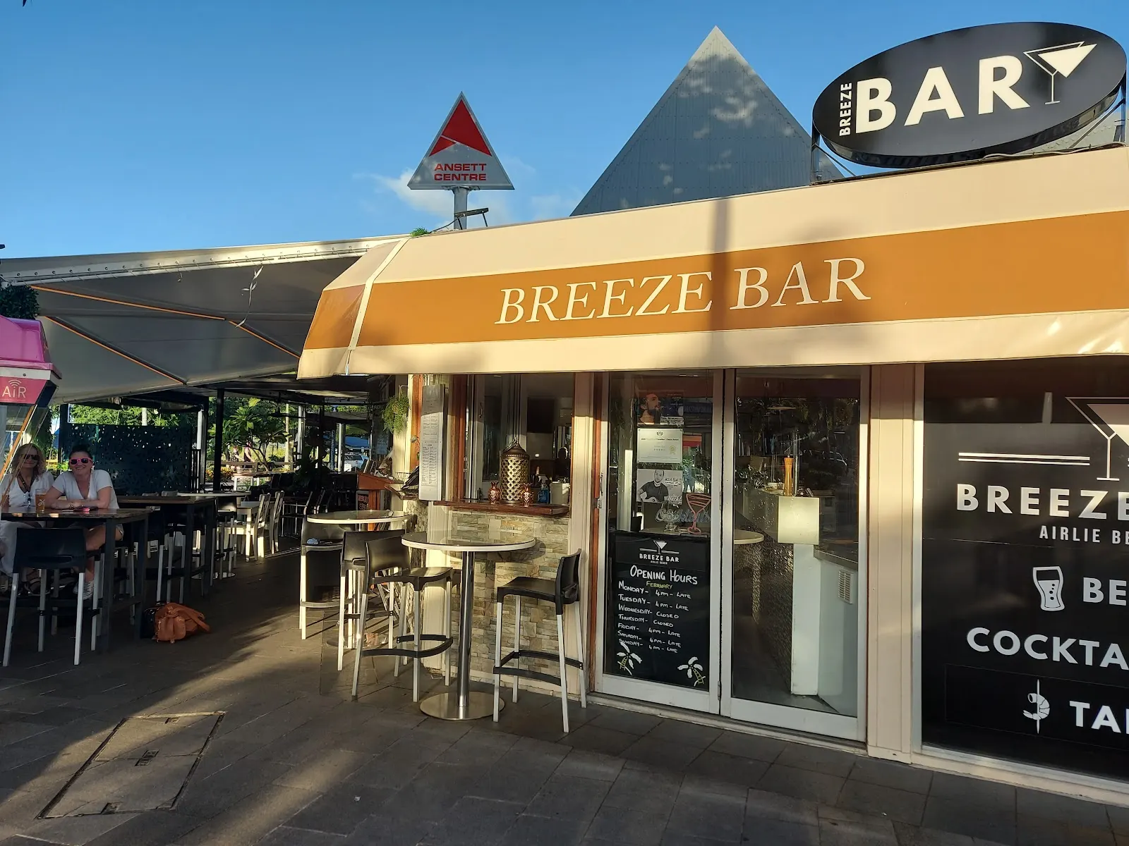 Breeze Bar Airlie Beach