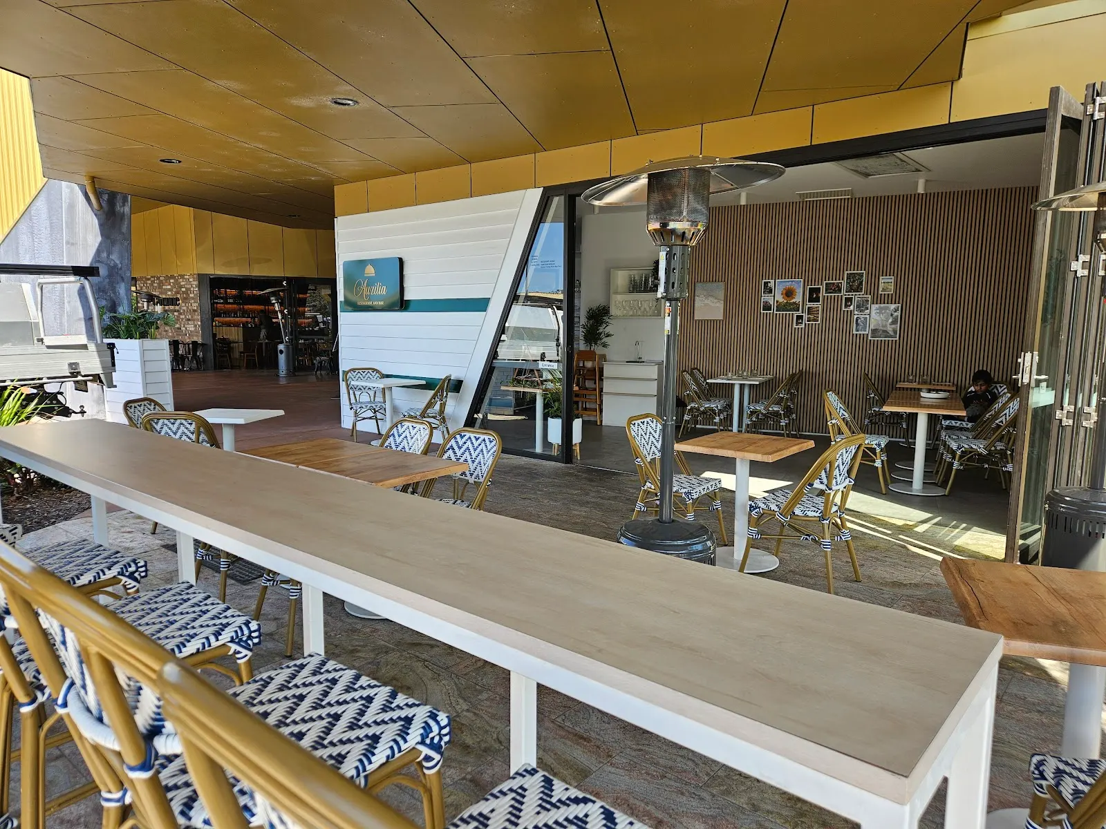 Auzilia Restaurant and Bar