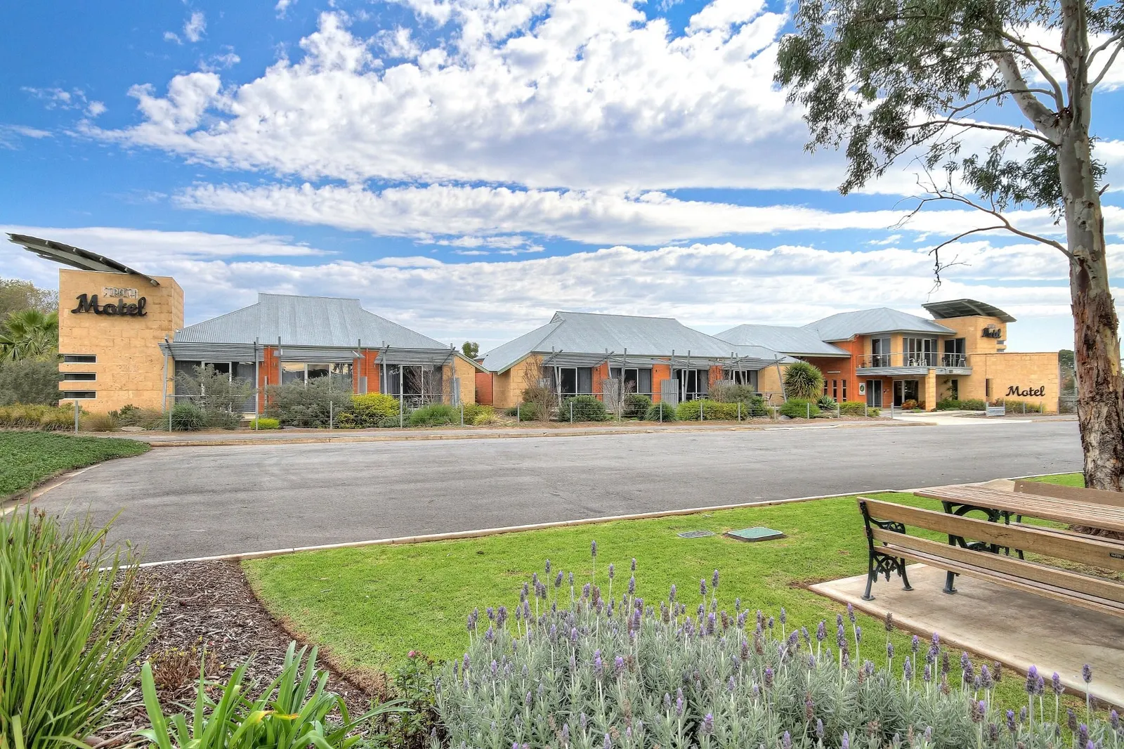 Strath Motel