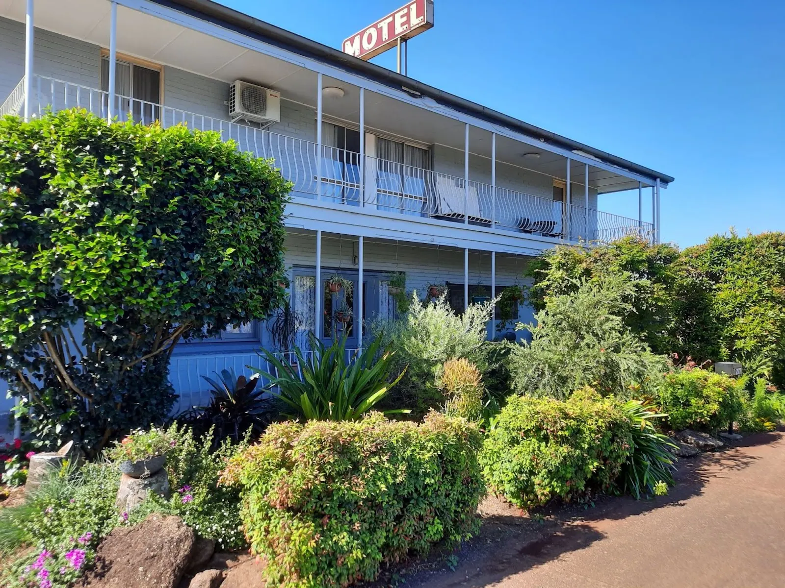 Flying Spur Motel