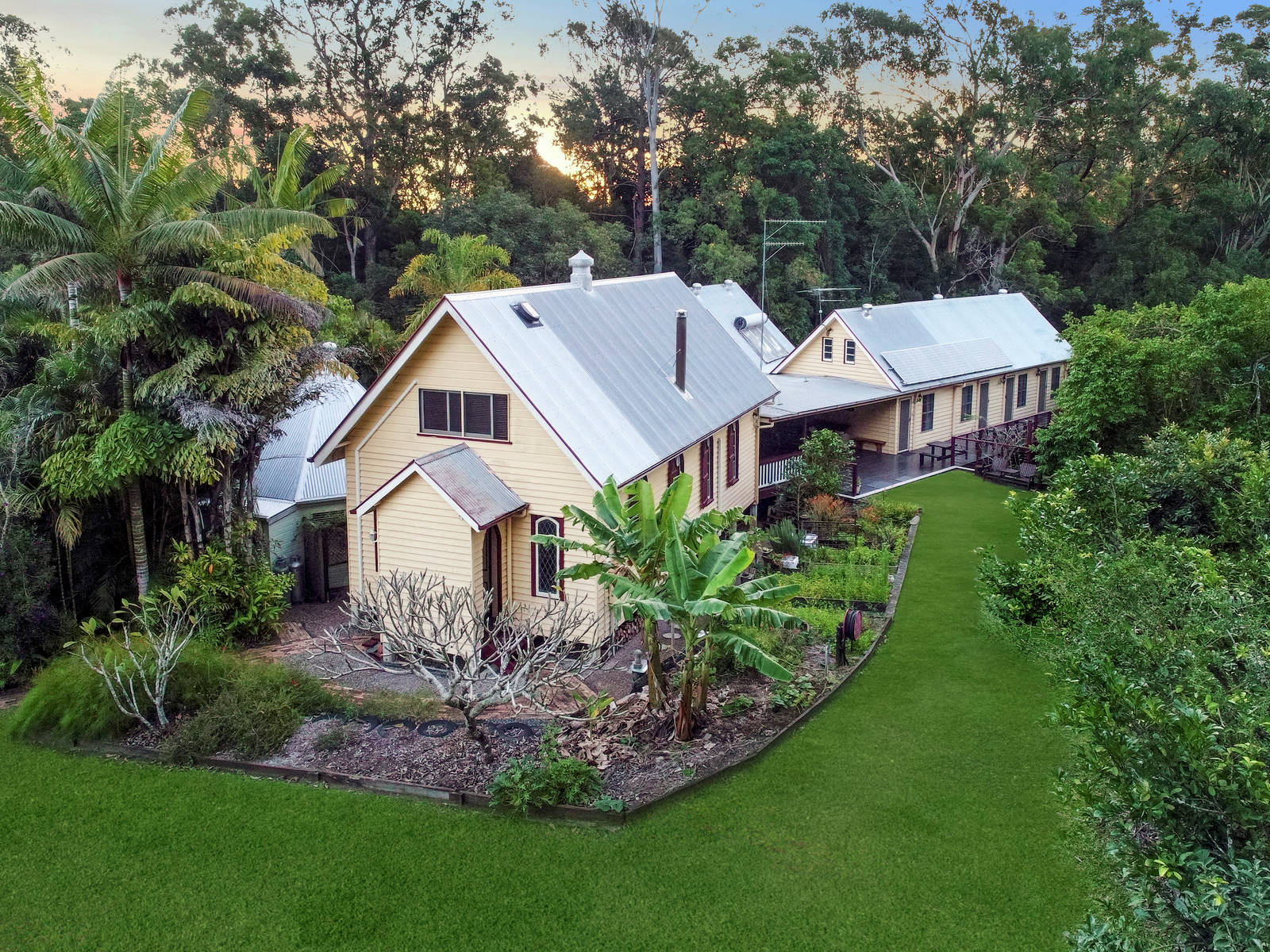 Glasshouse Mountains Ecolodge