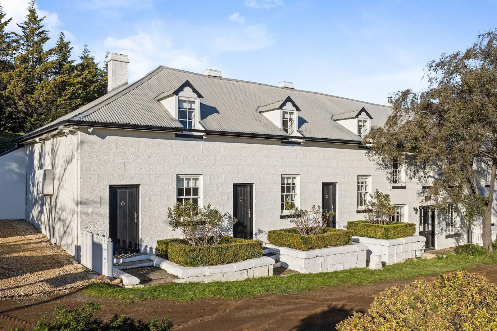 Lythgo's Row Colonial Cottages