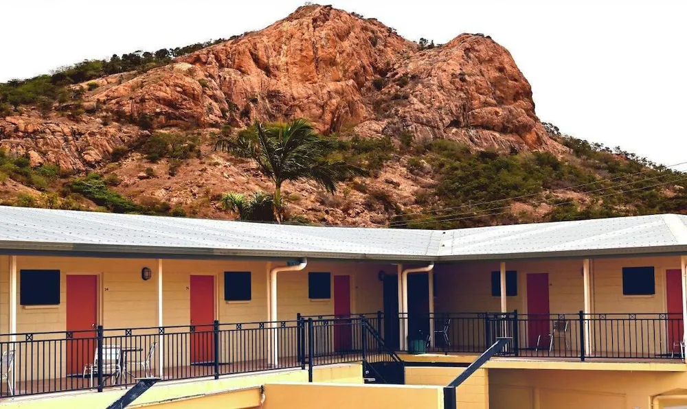 Summit Motel