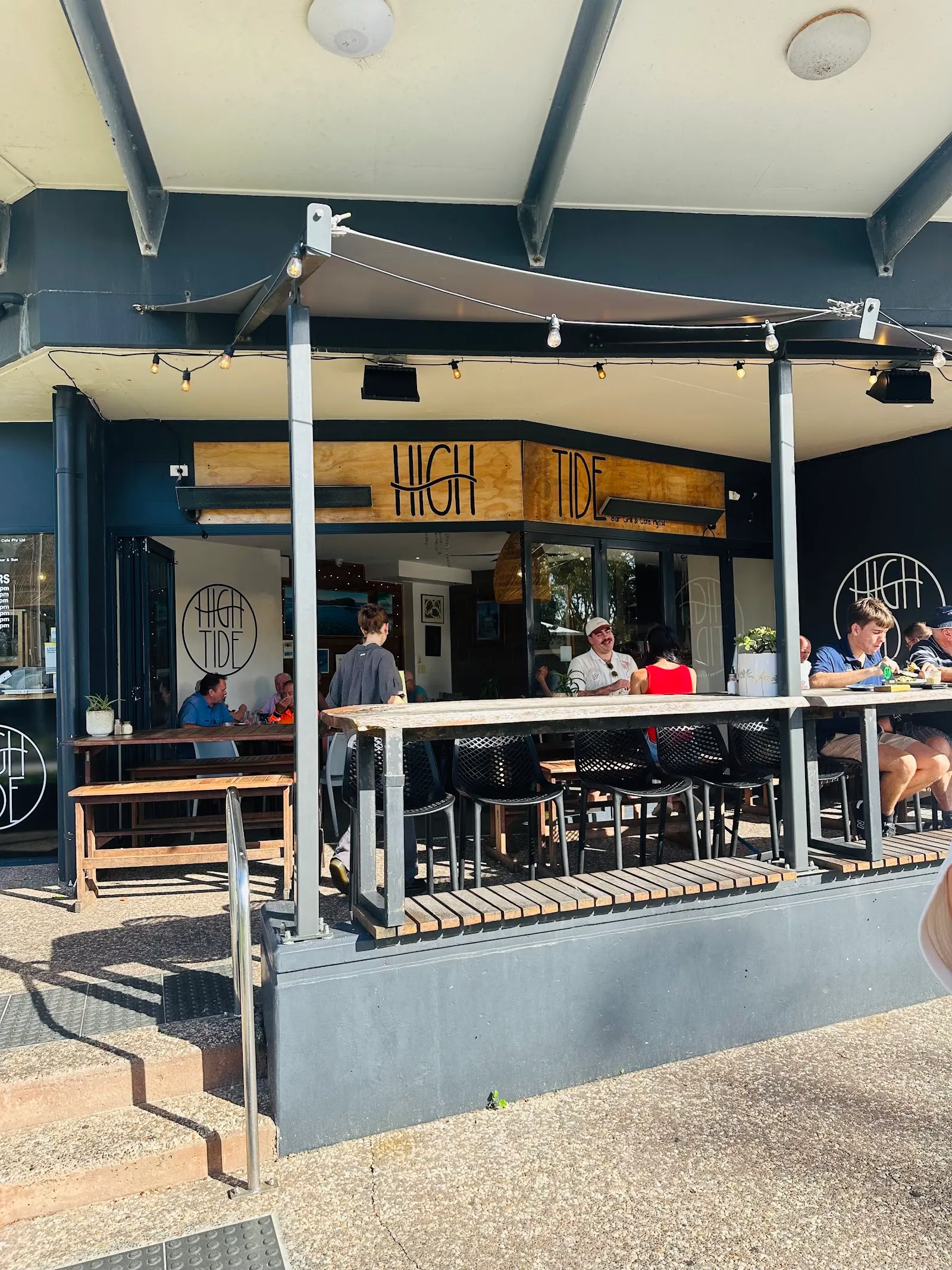 High Tide Bar, Grill & Cafe